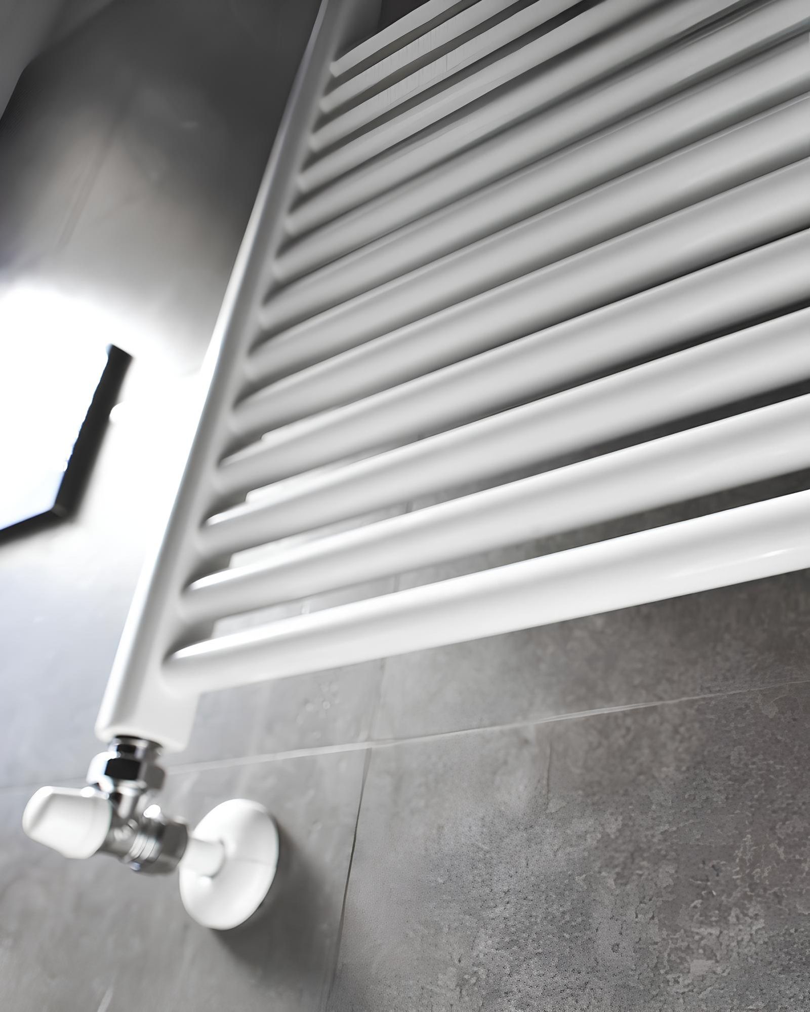 Heizelement Badezimmer an grauer Fliesenwand - Handtuchheizung